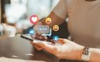 Persona con redes sociales (Adobe)