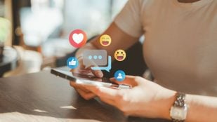 Persona con redes sociales (Adobe)