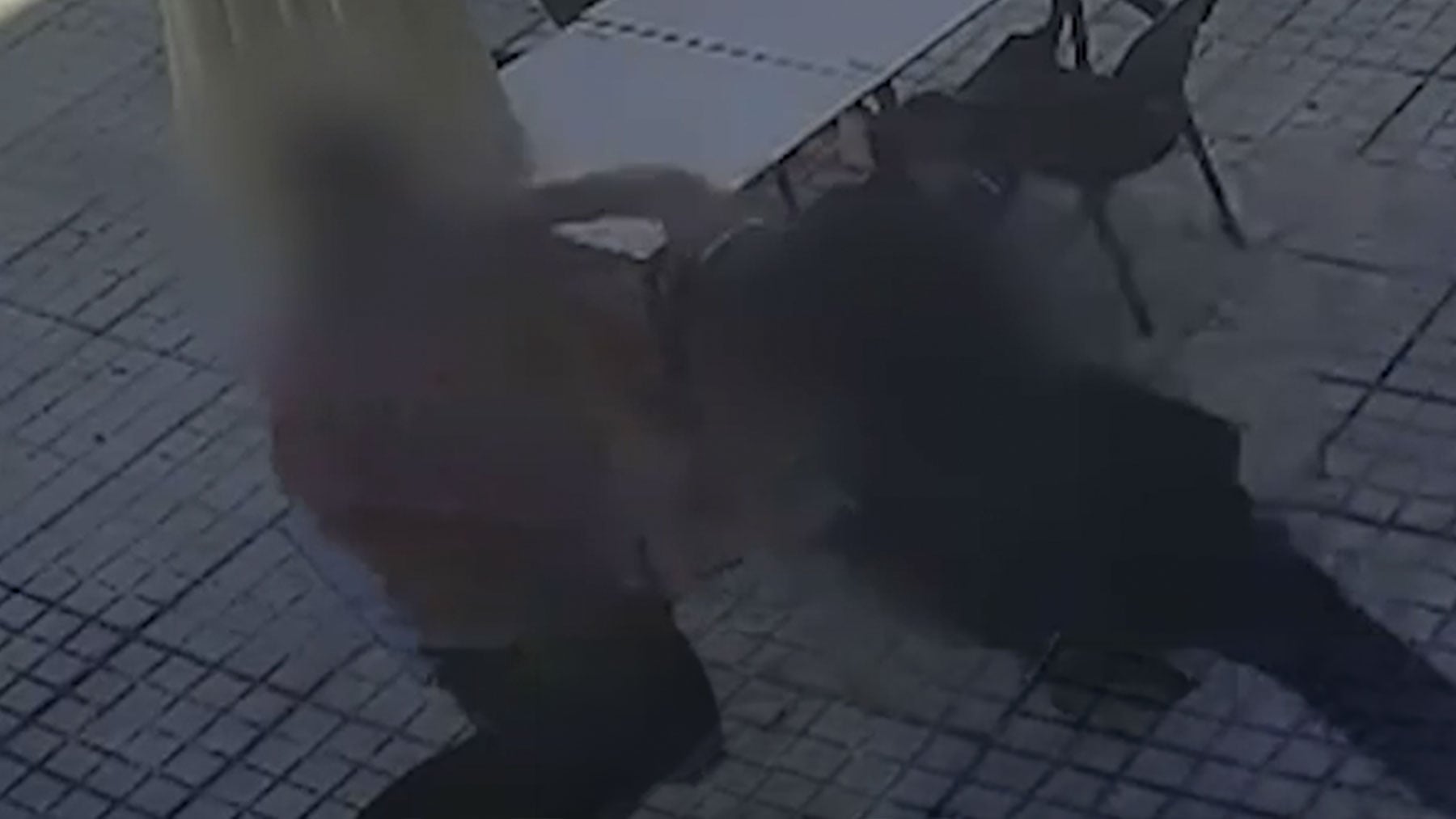 Las cámaras de un bar graban la agresión brutal de un hombre a su padre en Mora (Toledo) e identifican al agresor