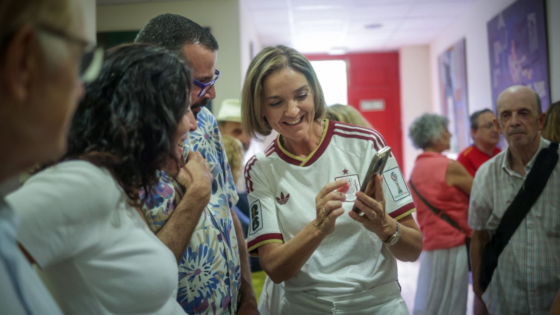 La socialista Reyes Maroto se pone una camiseta falsa de España tras liderar una campaña contra la piratería
