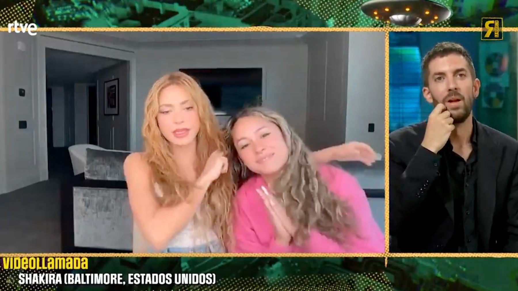 Shakira y su asistenta, Diana, hablan con David Broncano en ‘La revuelta’ (RTVE).