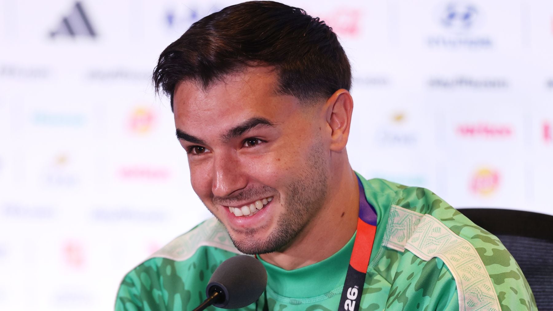 Surrealista: Brahim se queda a cuadros en rueda de prensa… ¡tras el enganchón de dos periodistas!