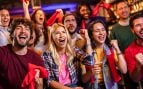 Celebración de aficionados de un gol de España (Adobe)