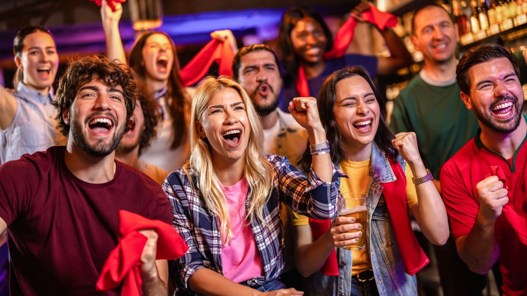 Celebración de aficionados de un gol de España (Adobe)