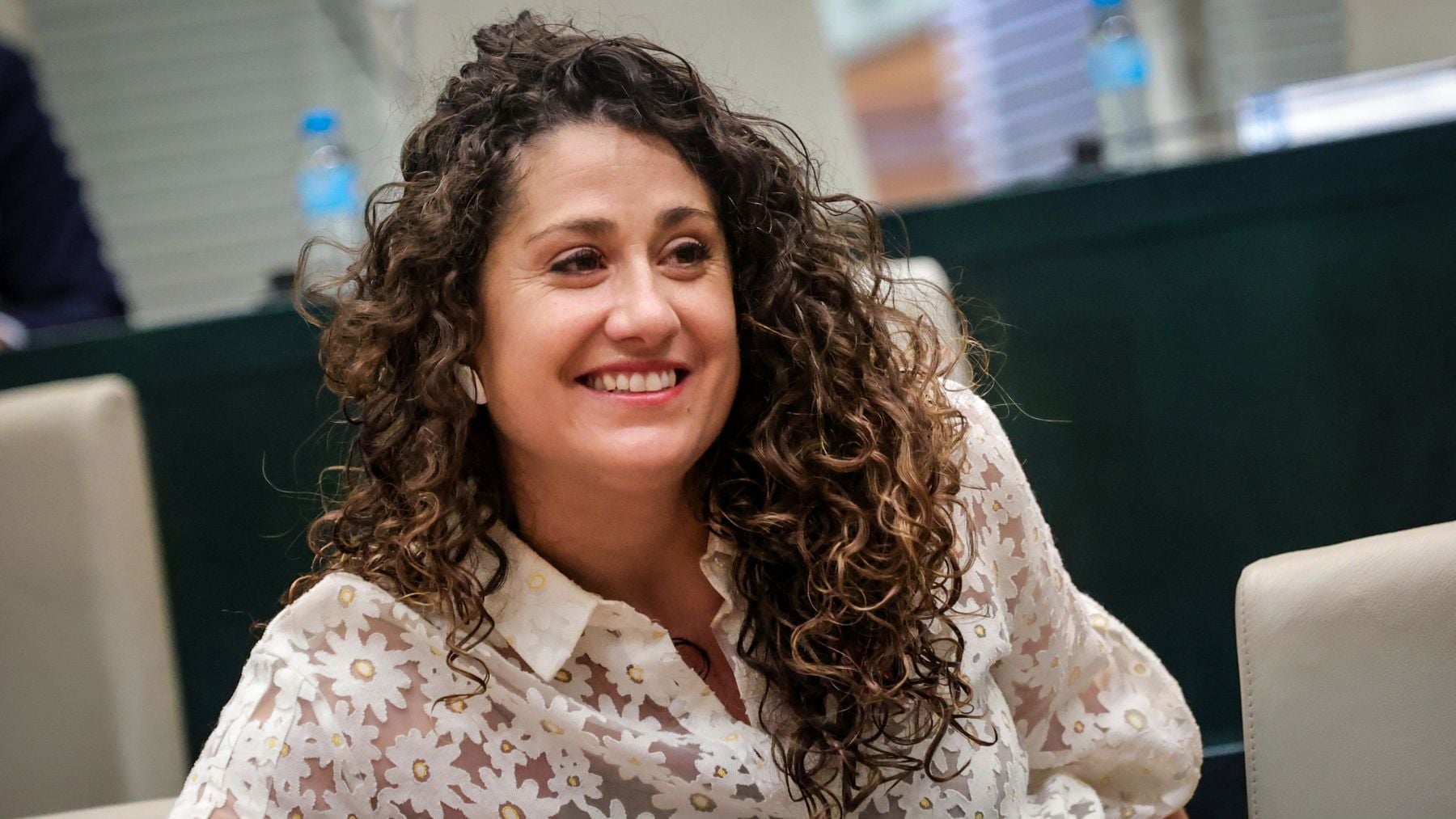 Enma López se salta el único debate anual del distrito del que es concejal para hacer campaña en las primarias