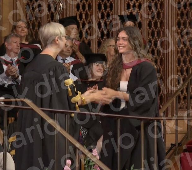 Ainhoa S&aacute;nchez saluda a la decana, que ha ido recibiendo, uno a uno, en el propio escenario a los nuevos licenciados.