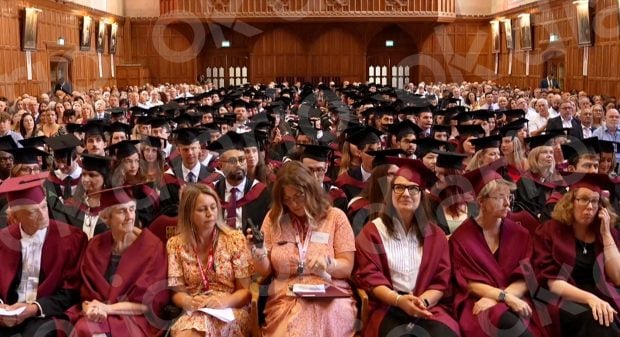 Imagen de familia con todos los alumnos. En el interior del Great Hall, el calor era insoportable. M&aacute;s a&uacute;n para los alumnos, como Ainhoa, vestidos con toga.
