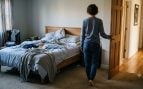 Persona en su habitación
