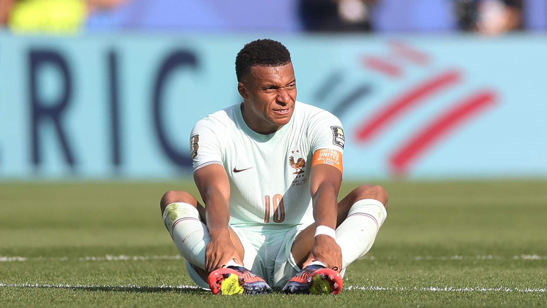 Saltan las alarmas con Mbappé a las puertas de la semifinal del Mundial: se tira al césped y pide el cambio