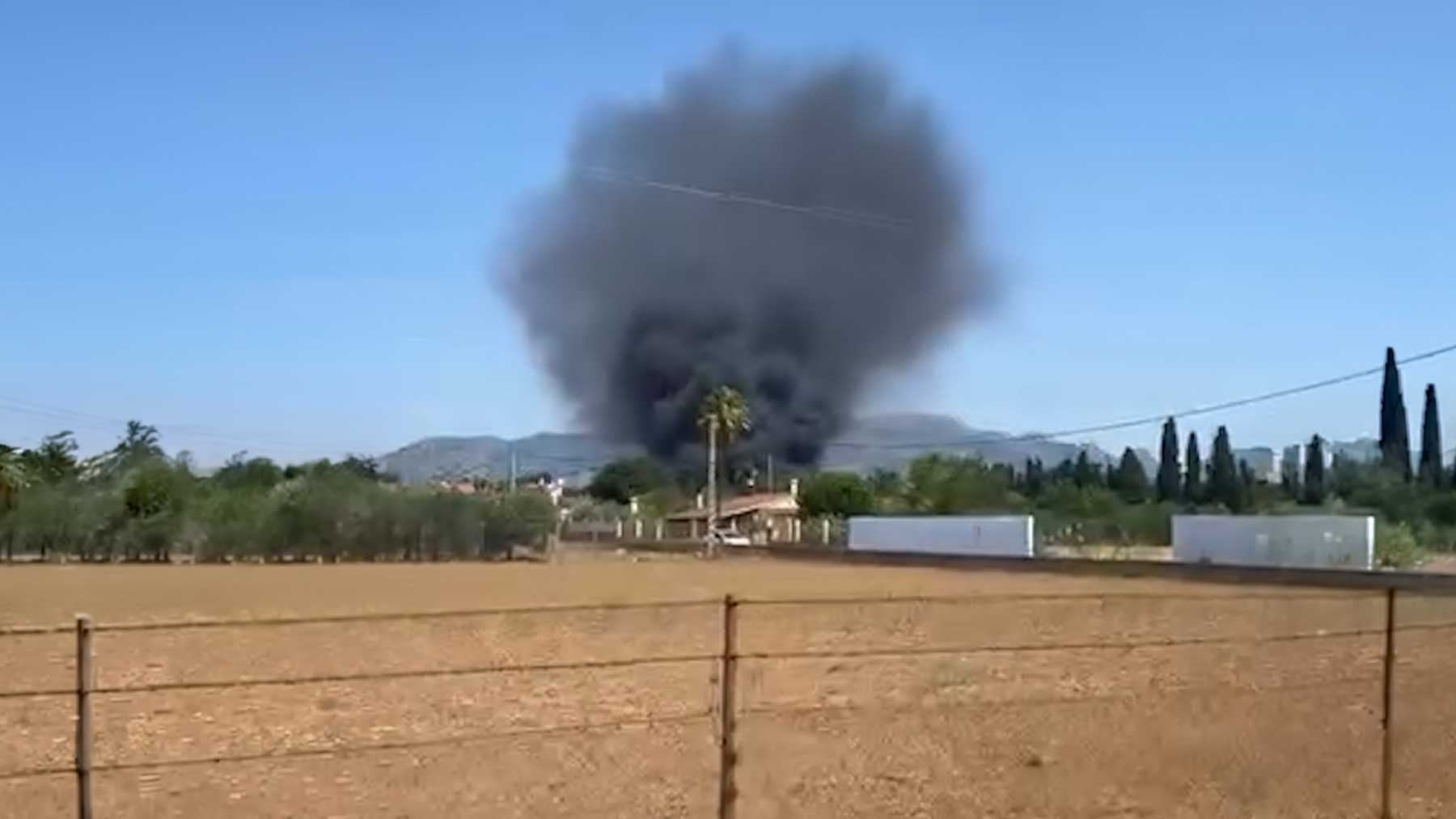 Un incendio de rastrojos en el Camí dels Reis obliga a cortar el servicio de metro en Palma
