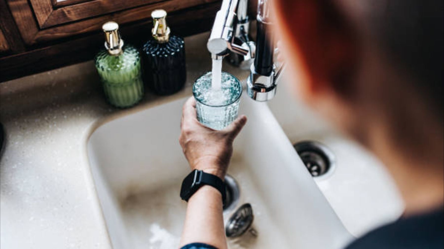 Los científicos coinciden: el truco rápido y eficaz para eliminar los microplásticos del agua del grifo y no afecten a nuestra salud