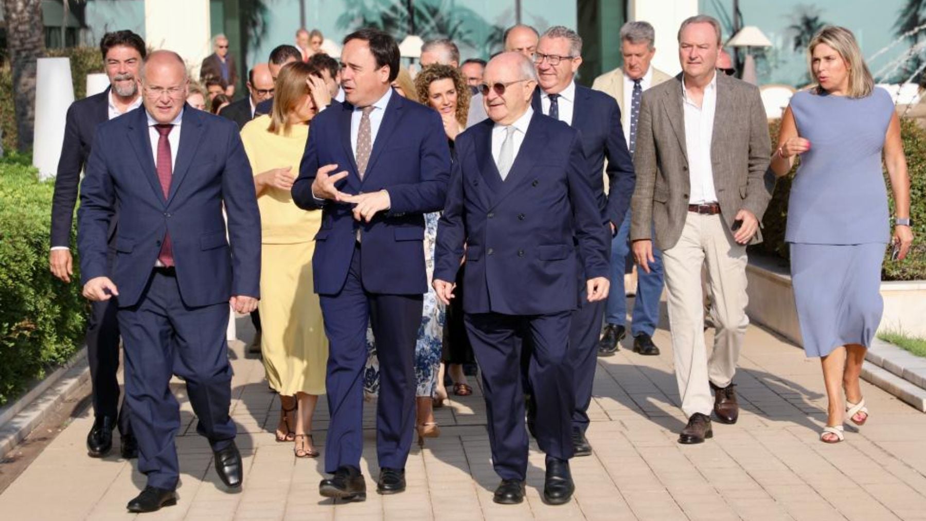 Pérez Llorca, con Miguel Tellado, entre otros, a su llegada al acto.