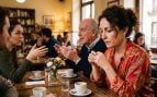 Persona en silencio en una conversación (Imagen hecha con IA)