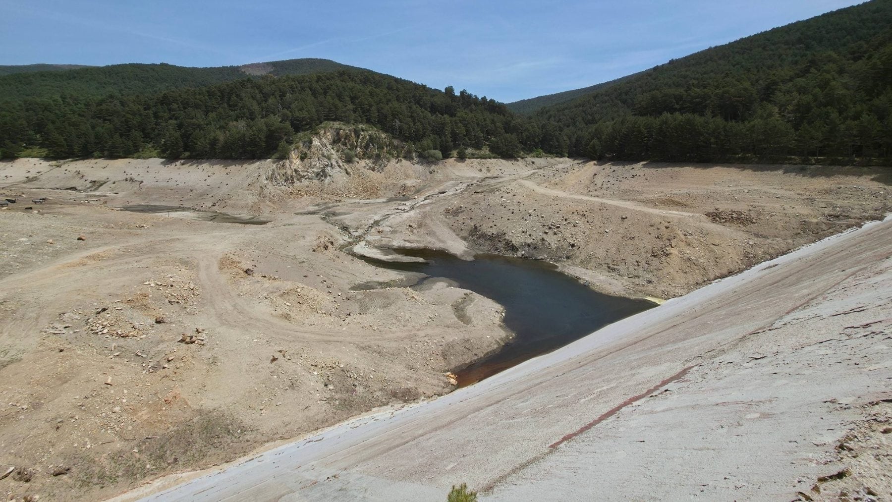 Presa de El Tejo (Segovia) vaciada. (Foto: Ayuntamiento de El Espinar).