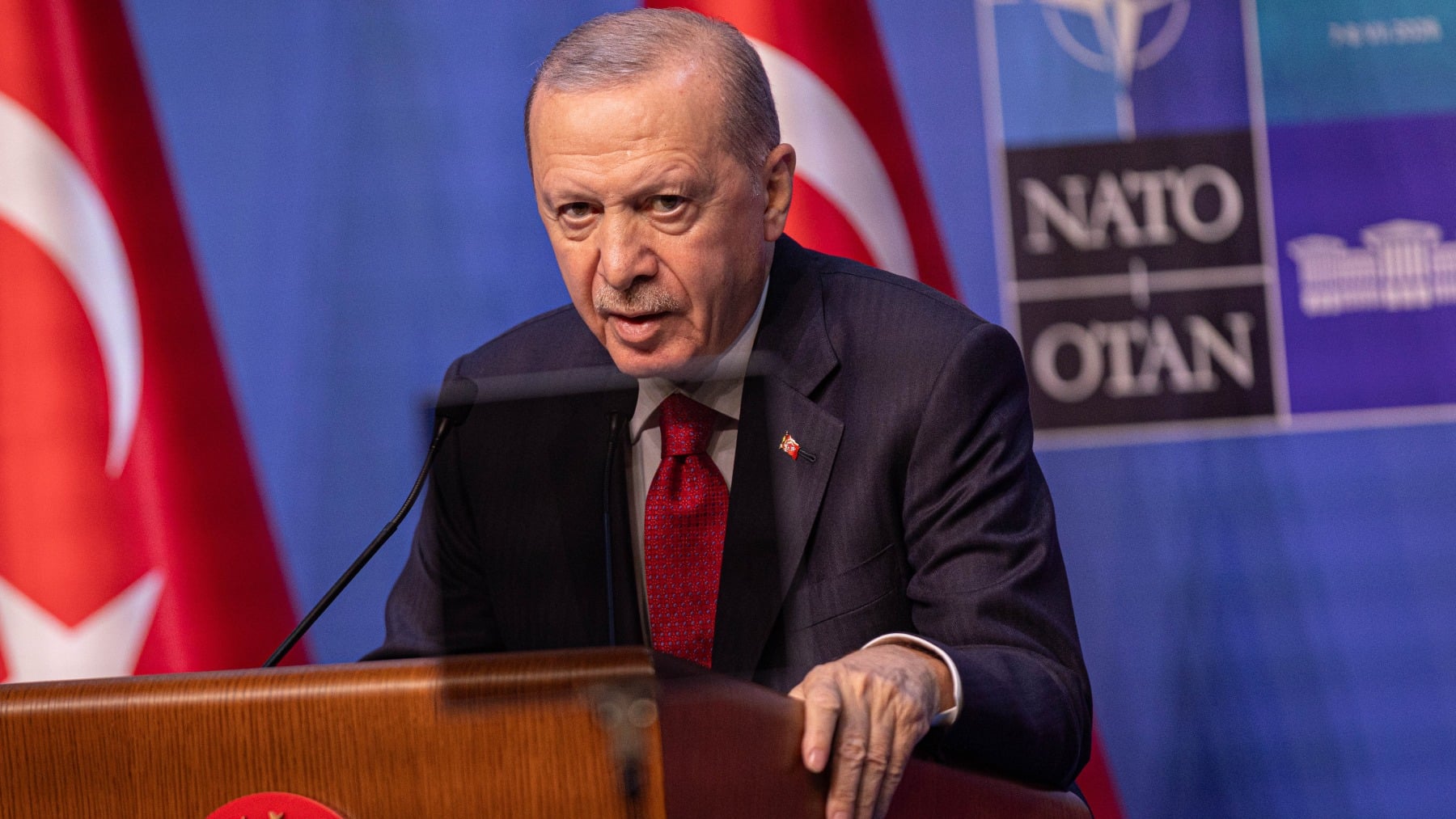 Erdogan sorprende a los líderes de la OTAN con un peligroso regalo de despedida: un revólver con munición real
