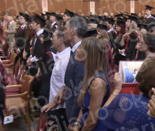 Pedro S&aacute;nchez y Bego&ntilde;a G&oacute;mez, junto a los padres del primero, asistieron orgullosos a la ceremonia de graduaci&oacute;n de su hija.