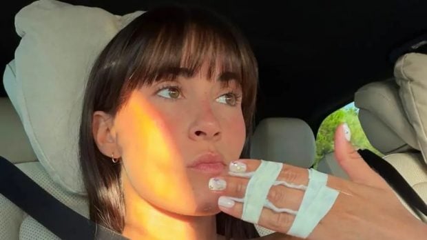 Aitana Ocaña en una imagen con la mano entablillada (Imagen compartida en su canal de disfusión de WhatsApp).