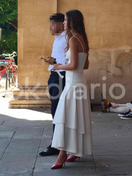La hija de Pedro Sánchez con un vestido de Zara