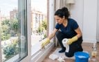 Los expertos utilizan éste método para limpiar los rieles de la ventana y dejarlos como el primer día: «Doble capa de papel y vinagre»