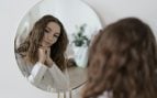 La psicología concluye que las personas que hablan solas no es un rasgo de soledad, sino que es una técnica del cerebro para regular las emociones y tomar decisiones