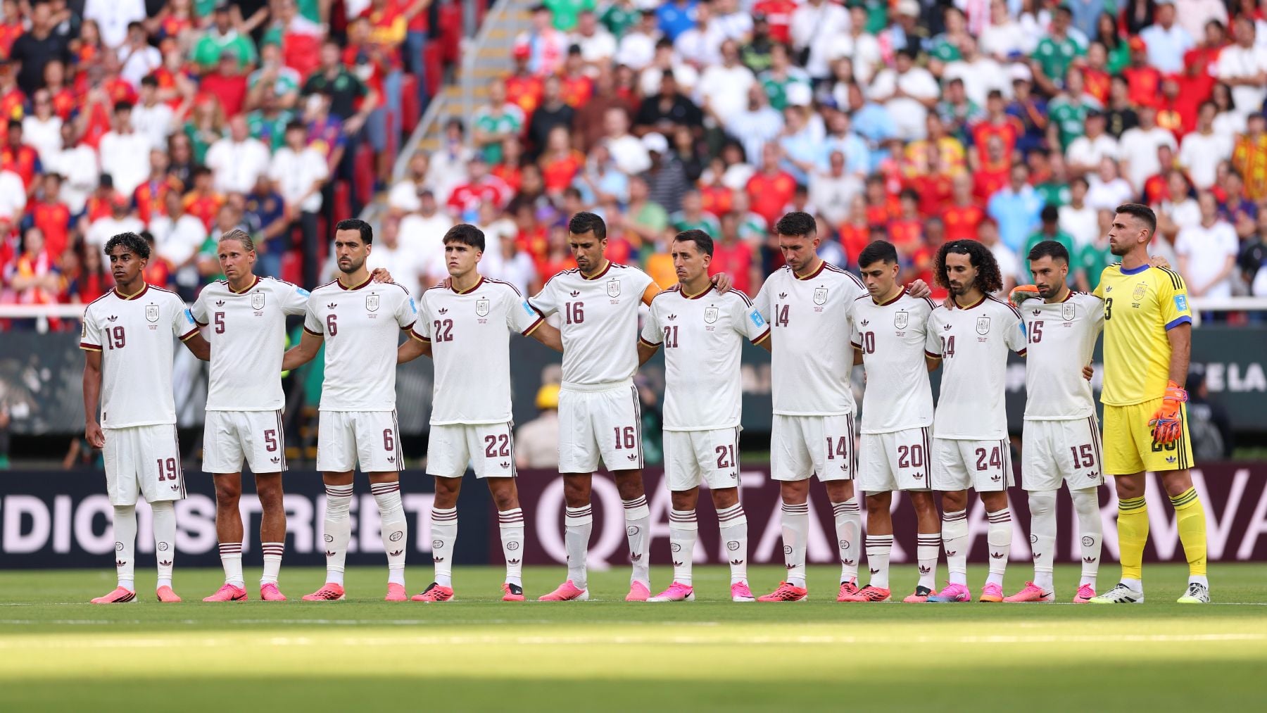 La FIFA impide a España lucir brazalete negro y guardar un minuto de silencio ante Bélgica por las víctimas del incendio de Los Gallardos (Almería)