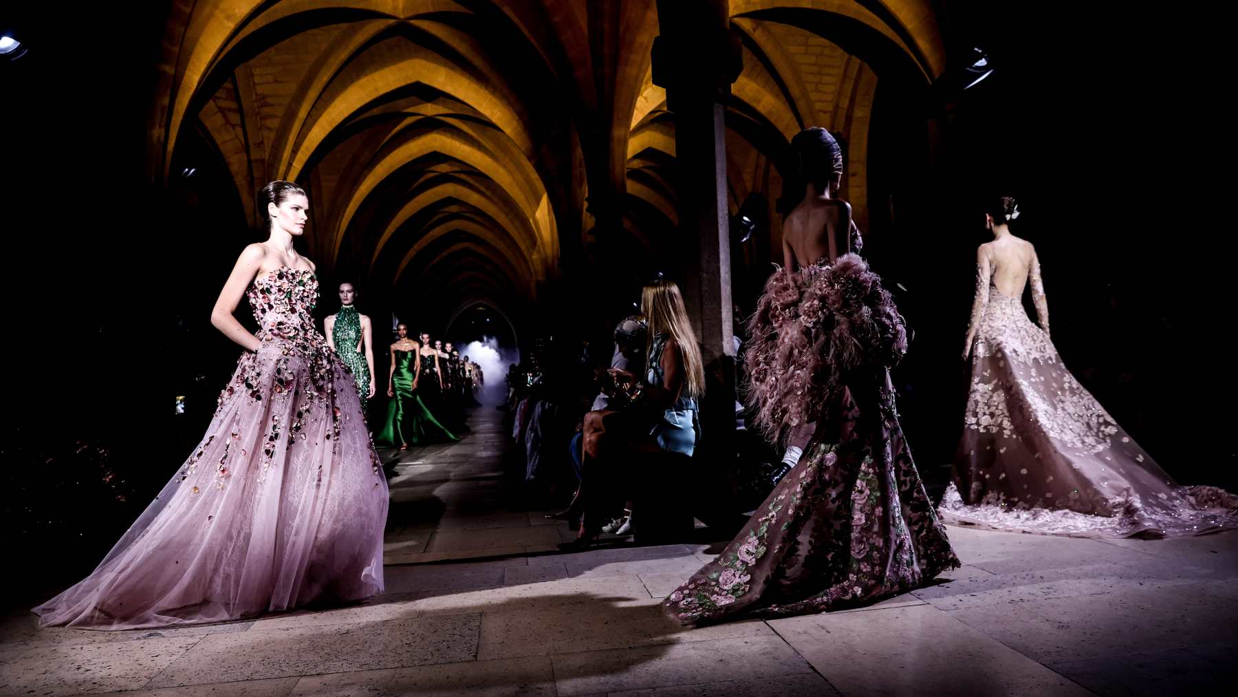 Modelos presentan creaciones de la colección de Alta Costura Otoño/Invierno 2026-2027 del diseñador libanés Zuhair Murad durante la Semana de la Moda de París. (Foto: EFE)