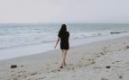 Los entrenadores expertos coinciden: a partir de los 60 años si tienes dolor de espalda o de rodillas lo ideal es caminar por la parte mojada de la playa