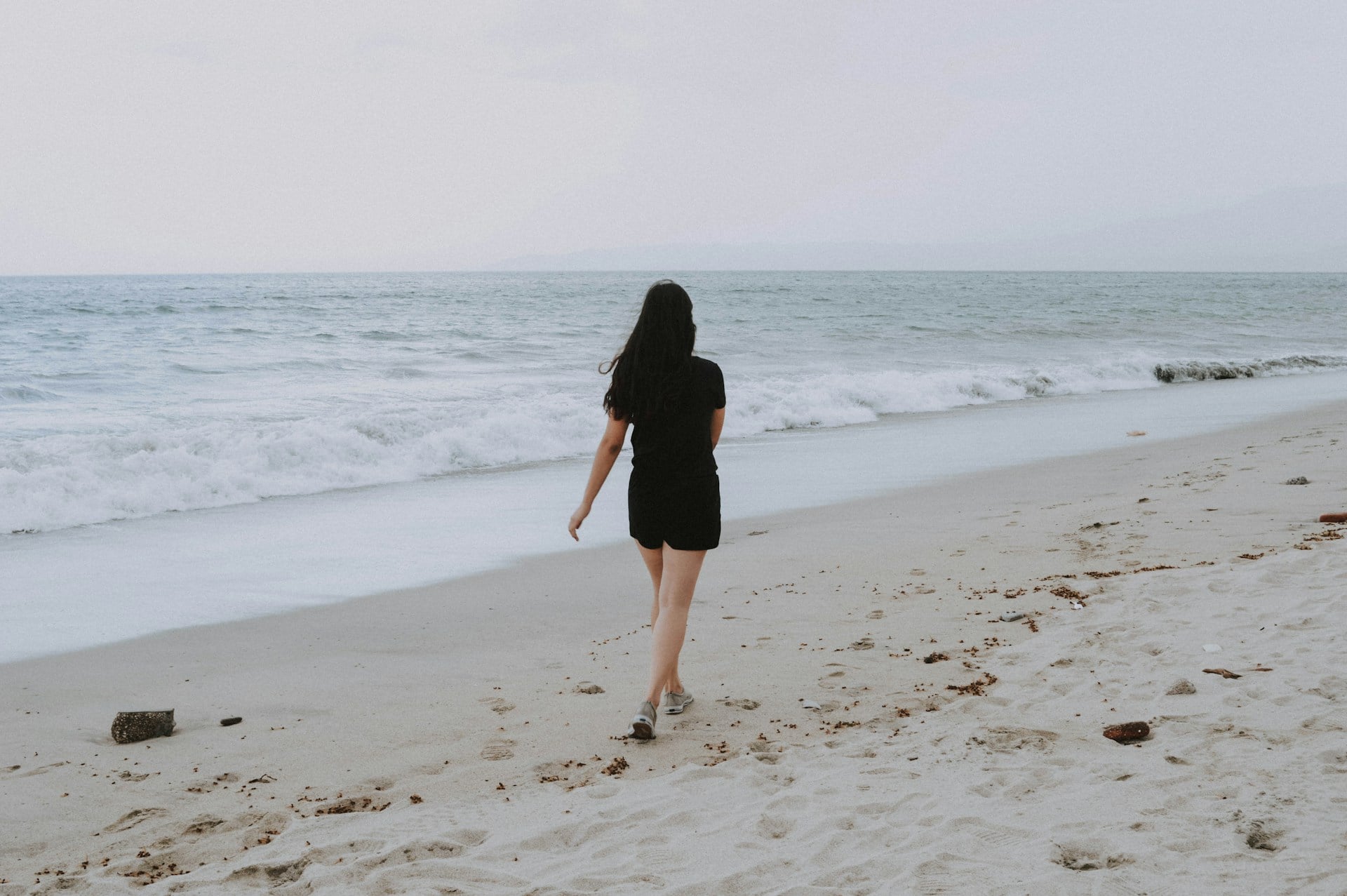 Los entrenadores expertos coinciden: a partir de los 60 años si tienes dolor de espalda o de rodillas lo ideal es caminar por la parte mojada de la playa