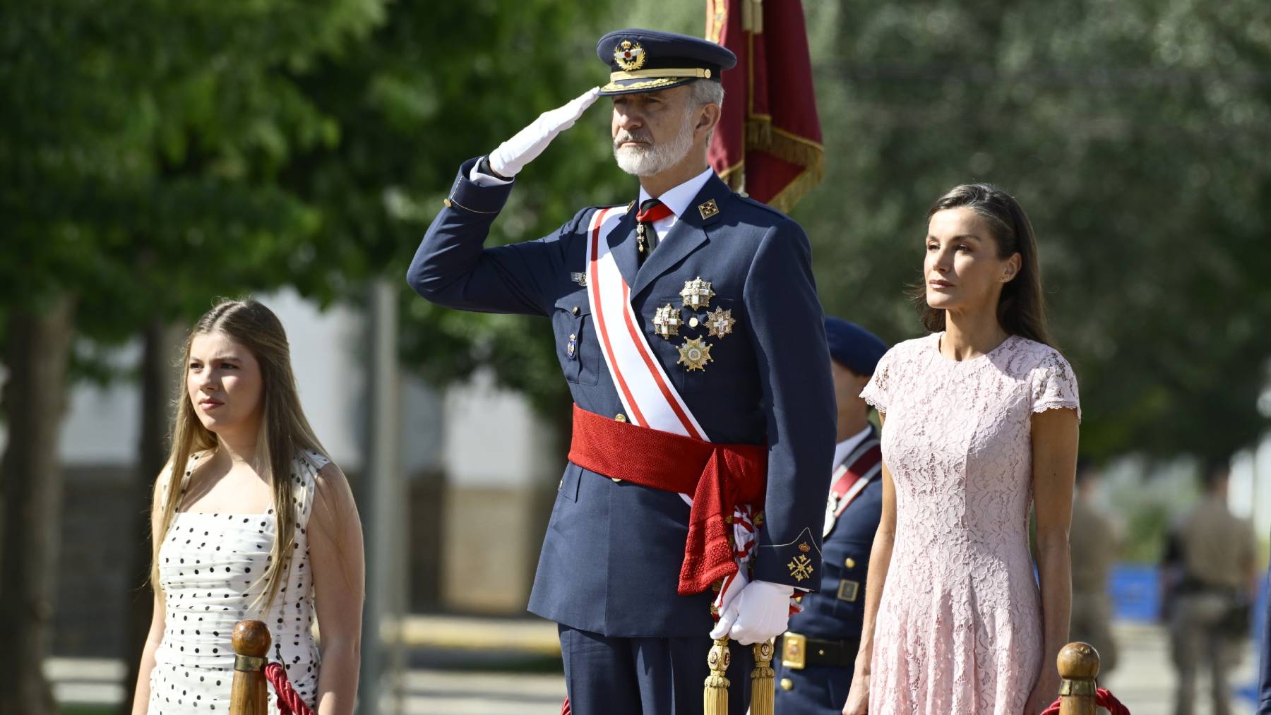 Los looks veraniegos de la Reina Letizia y la Infanta Sofía en el broche final de la formación militar de Leonor