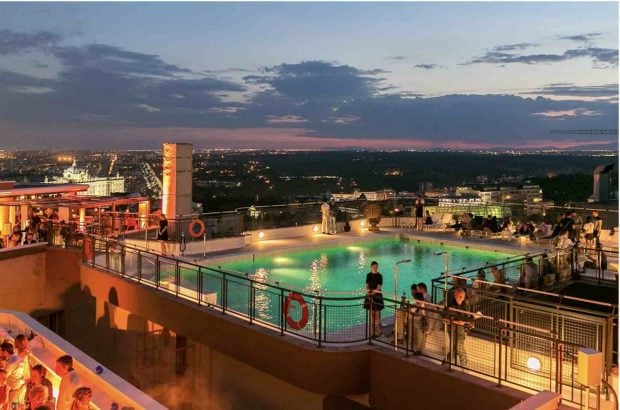 Piscina nocturna del hotel Emperador