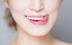 humedecer labios lengua