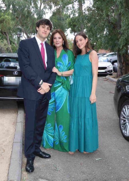 Nuria González con sus hijos en la boda de Patricia Cerezo