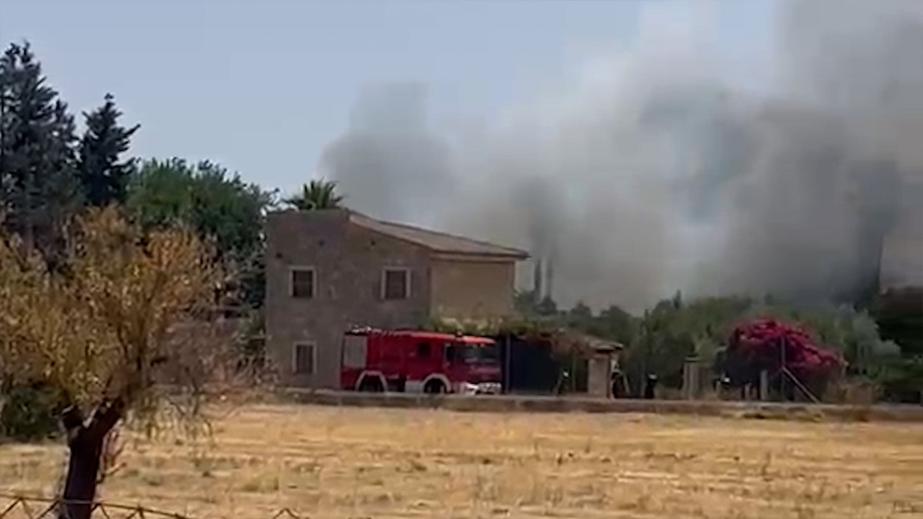 Patrullas de Tráfico de la Guardia Civil de Inca salvan la vida de varios ancianos tras un incendio en una finca y quedar atrapados