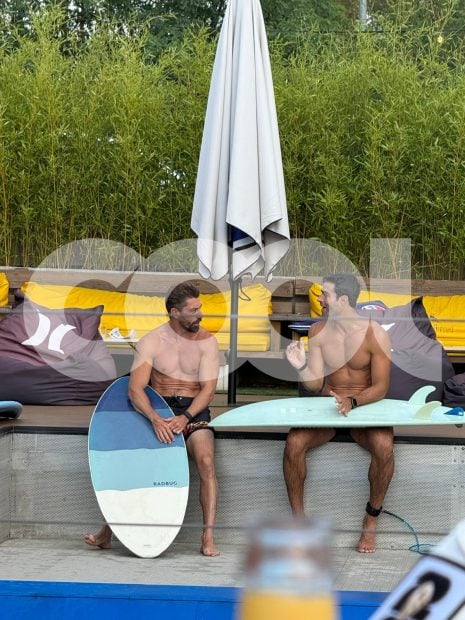 Juan Betancourt y Adri&aacute;n Lastra surfeando