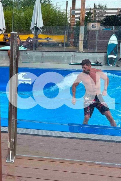 Adri&aacute;n Lastra practicando surf