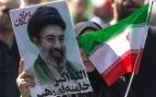 Una mujer sostiene un retrato del ayatolá Mojtaba Jamenei, el nuevo Líder Supremo de Irán