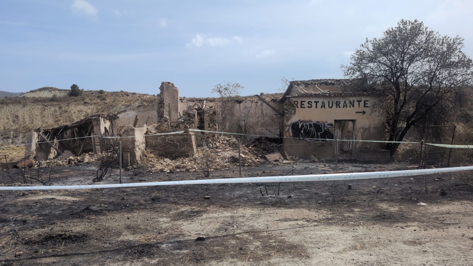 Así han quedado las inmediaciones de la carretera que lleva a Bédar (Almería), el epicentro del infernal incendio