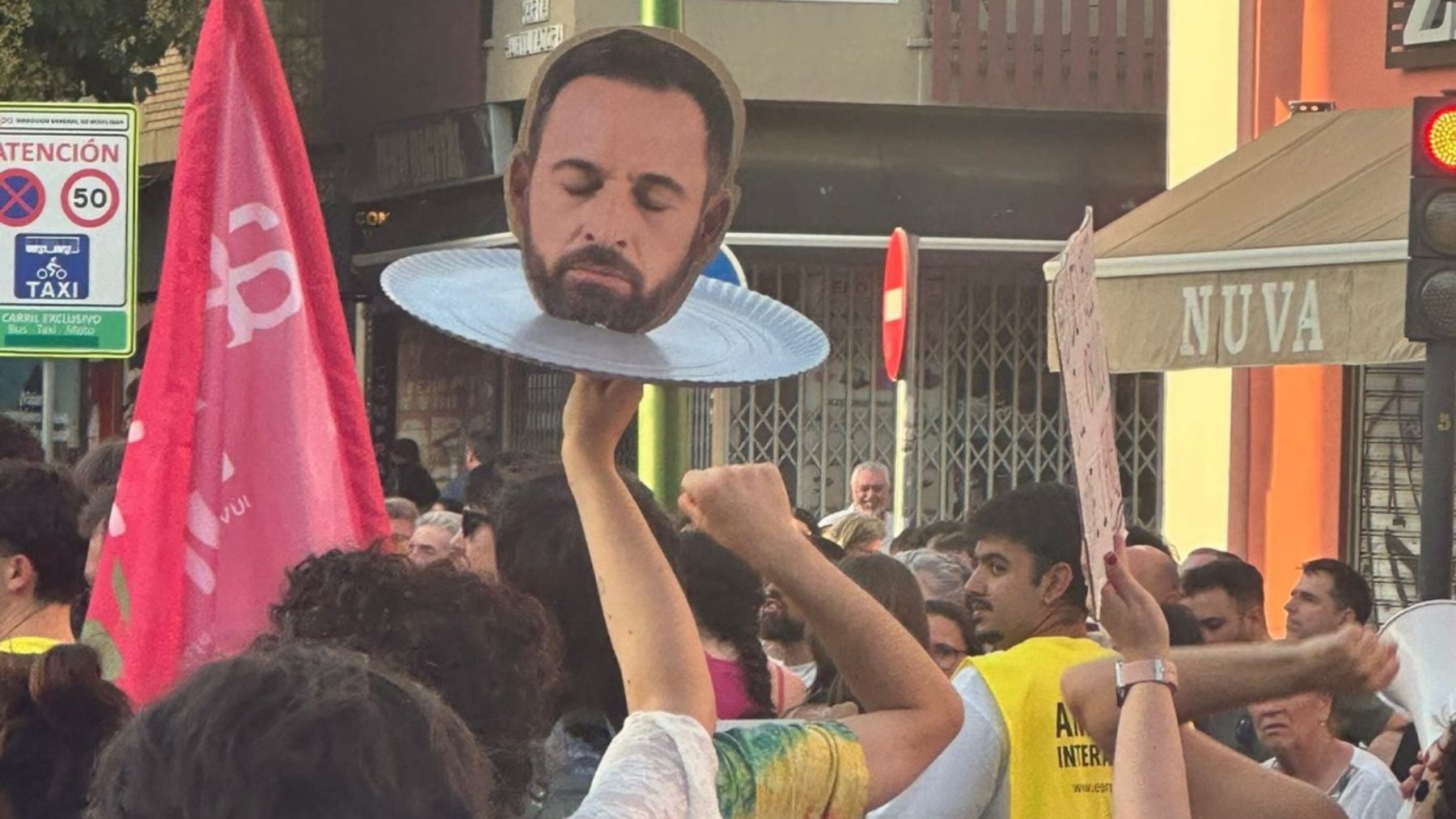 Vox denuncia a una manifestante del Orgullo que portó la cabeza de Abascal decapitada sobre una bandeja