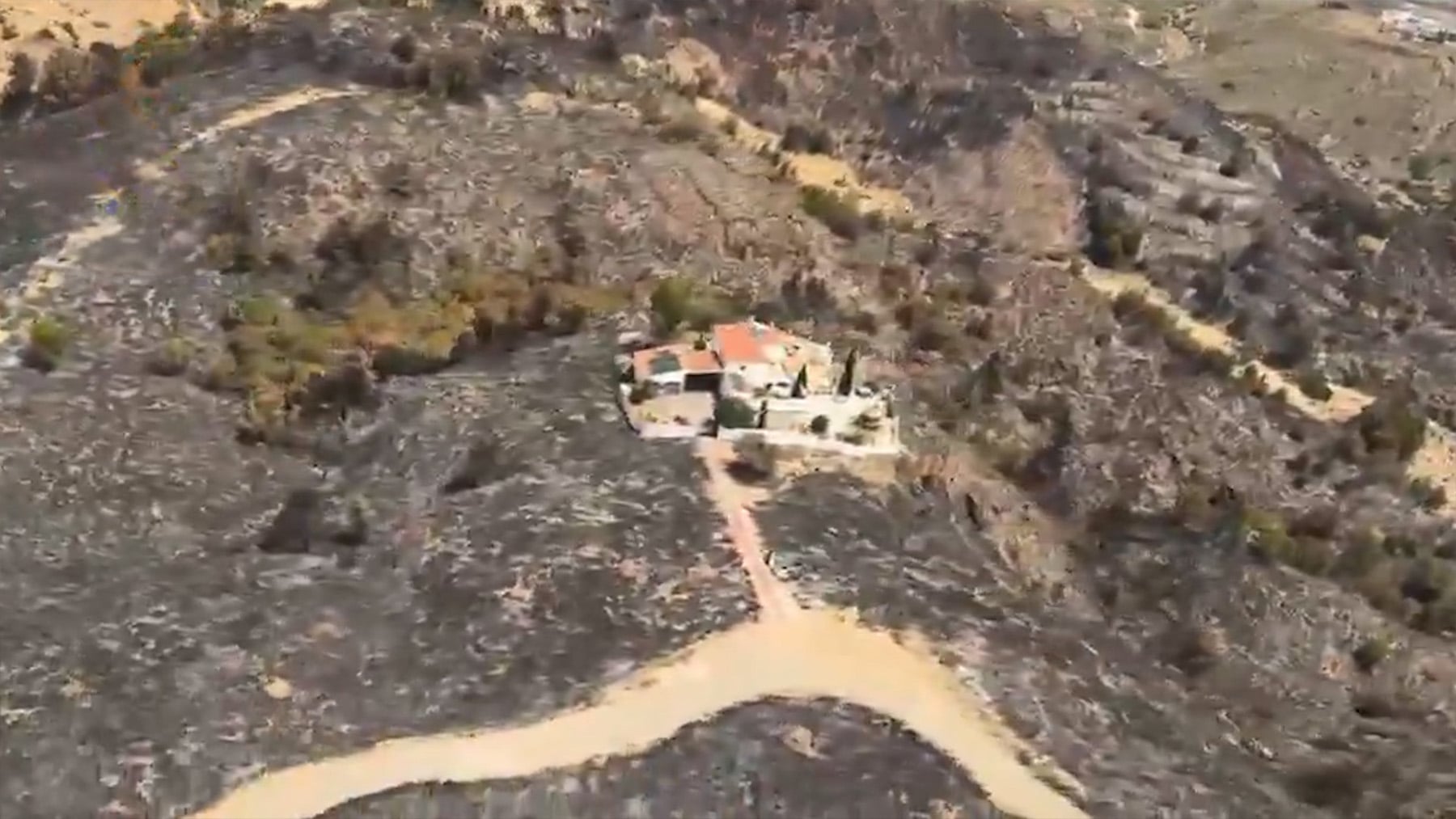 Así han quedado las casas en Los Gallardos tras el devastador incendio: un manto de ceniza y fachadas tiznadas