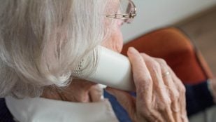 La psicología concluye que las personas que no se tiñen las canas no se están rindiendo, sino que pueden estar eligiendo la autenticidad por encima de la aprobación