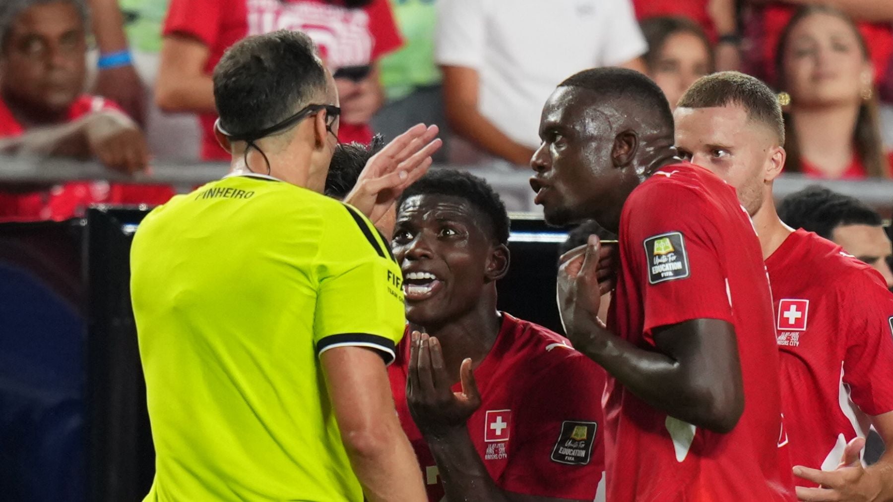 Una vergüenza mundial: ¡el VAR saca la segunda amarilla a Embolo por simular dejando a Suiza con 10!