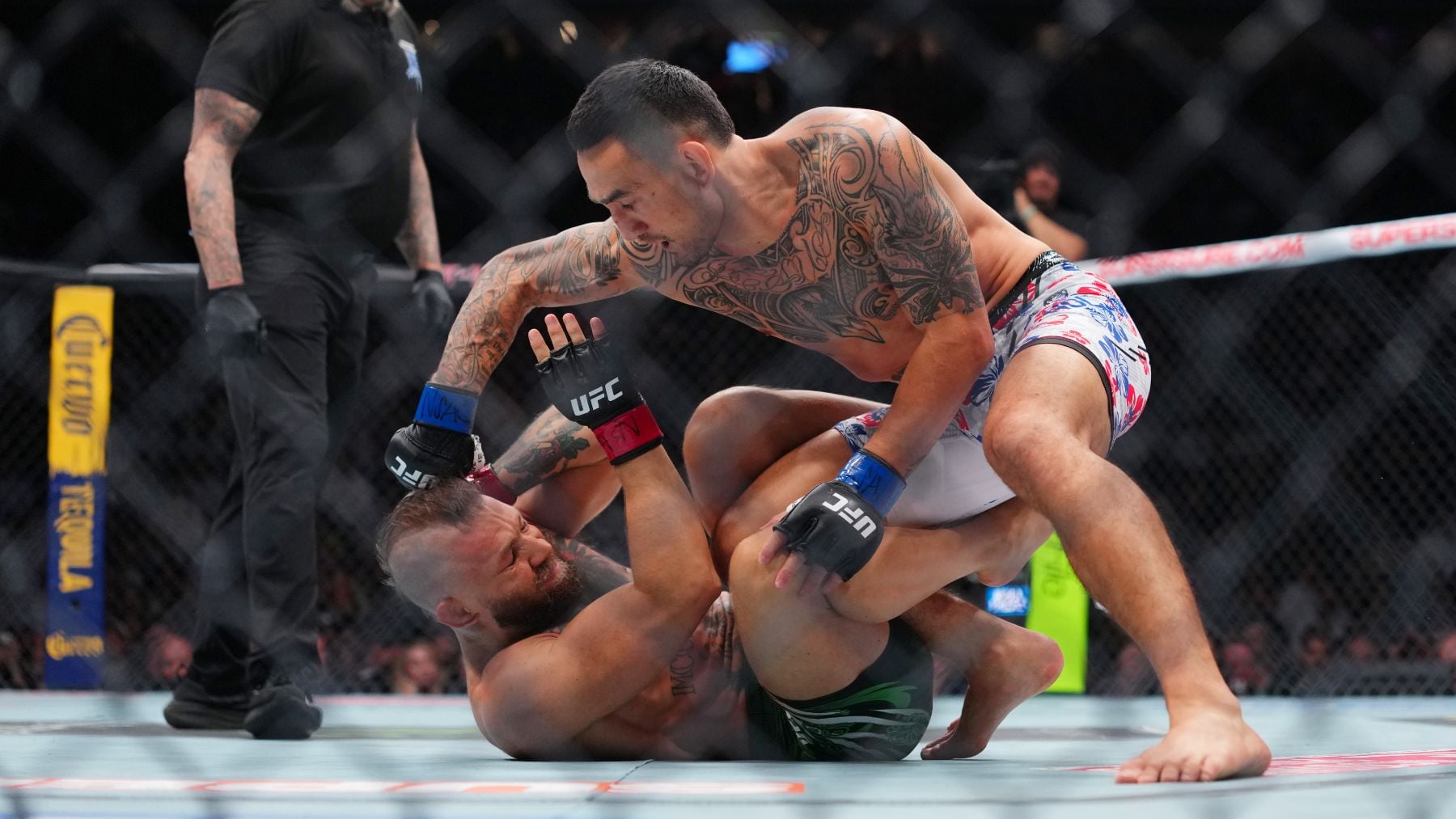 Bochorno de Conor McGregor: vuelve a la UFC cinco años después... ¡y se lesiona en el primer golpe!
