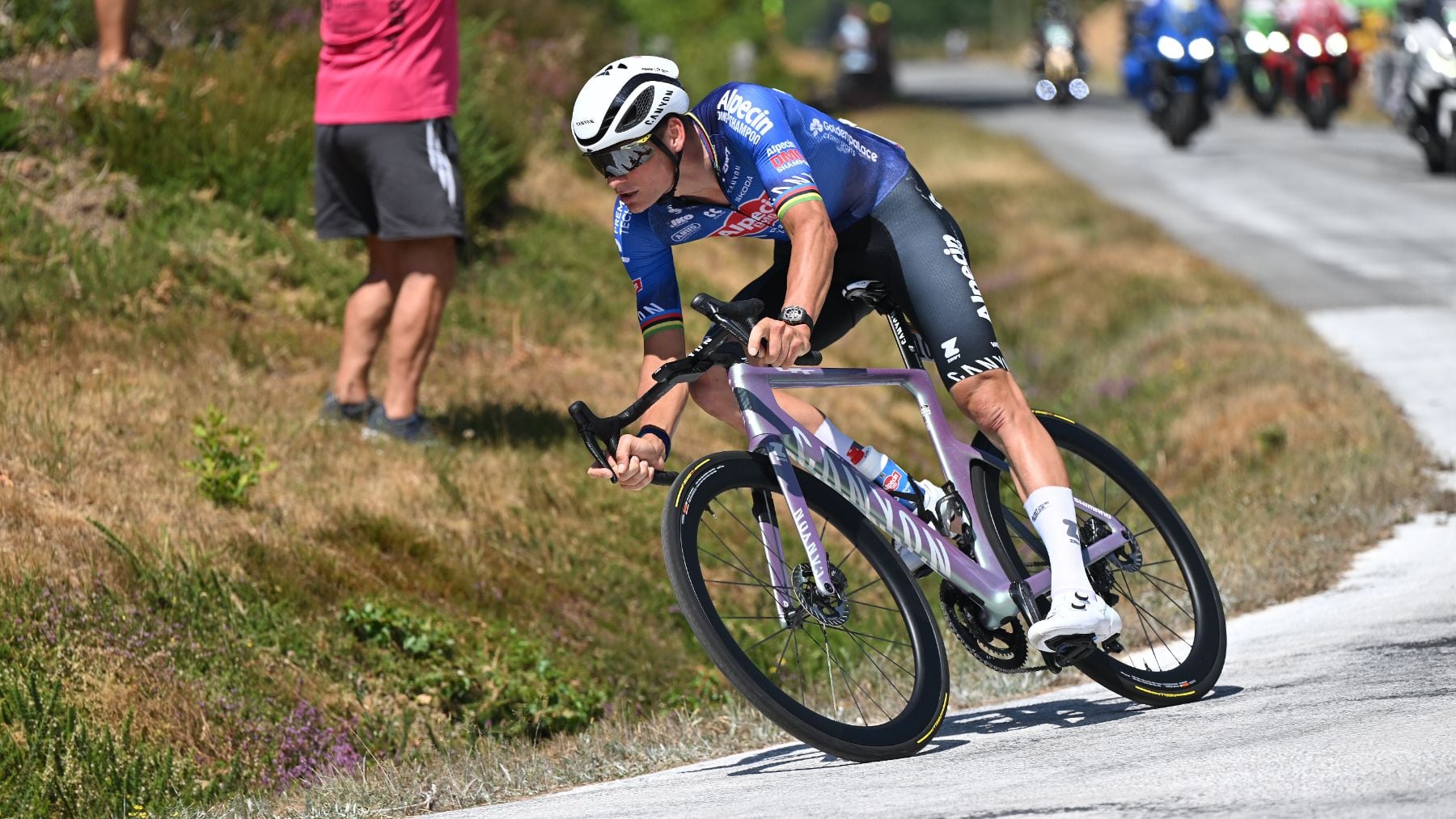 Van der Poel se impone en Ussel en una etapa recortada por el calor extremo en el Tour