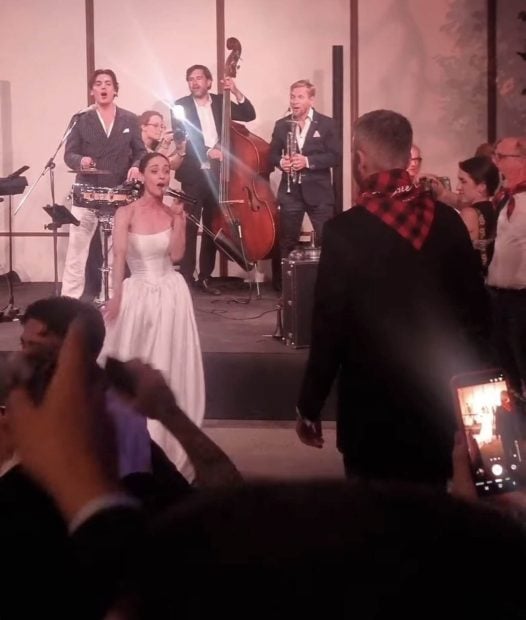 Elena Rivera cantando en su boda con David Redondo