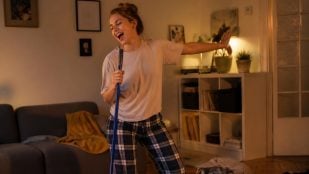 Personas que les gusta cantar mientras limpian