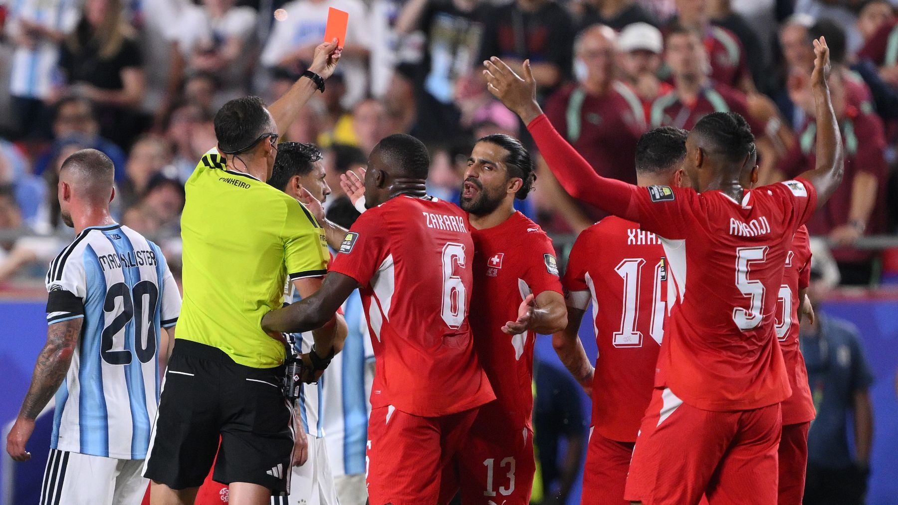 El VAR aplicó una norma nueva en el Mundial para expulsar a Embolo contra Argentina