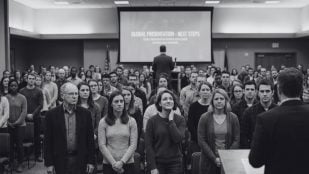 Grupo de personas en una reunión. Imagen generada con IA.
