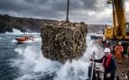 Bloques de hormigón introducidos al mar. Imagen generada con IA.