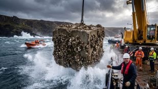 Bloques de hormigón introducidos al mar. Imagen generada con IA.