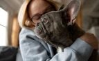 Una mujer abraza a su perro. Foto: Freepik